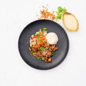 Sticky chicken met vers gewokte groente en zilvervliesrijst