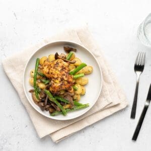 Romige gnocchi met geroosterde kippendij