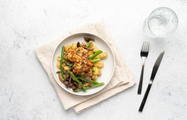 Romige gnocchi met geroosterde kippendij