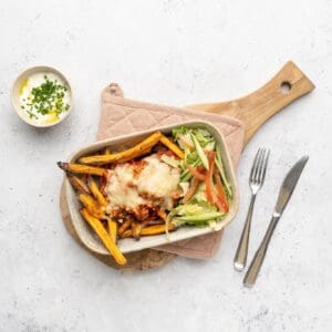 Kapsalon van zoete aardappelfriet en gestoofde kip