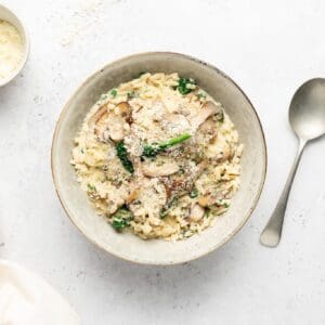 Orzo met paddenstoelen, spinazie en Parmezaanse kaas