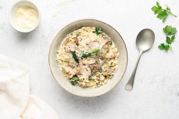 Orzo met paddenstoelen, spinazie en Parmezaanse kaas