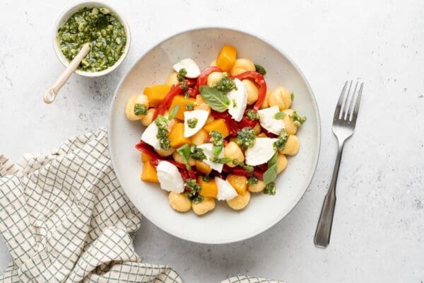 Pompoen gnocchi met geroosterde paprika en mozzarella