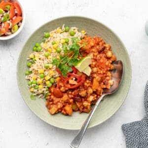 Chili sin carne met rijst, linzen en tomatensalade