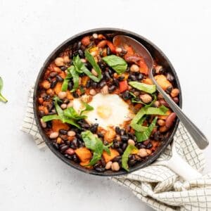 Shashuka met zoete aardappel, bonen en paprika