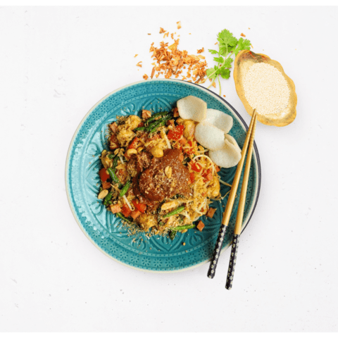 Foto Indische Bami-goreng met kippendijstukjes