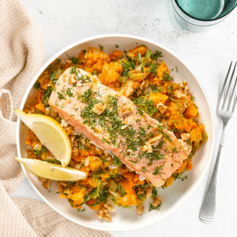 Foto Zoete aardappel-prei stamppot met verse zalm