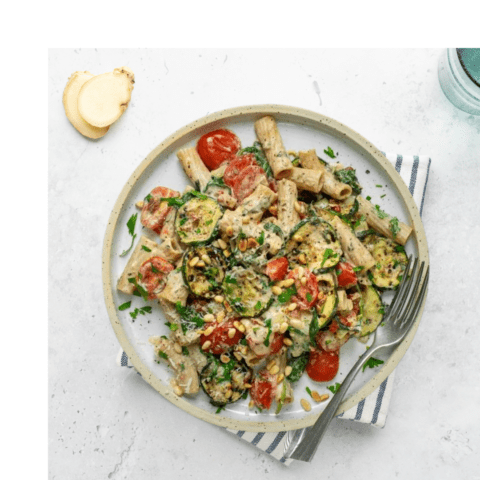 Foto Romige pasta met kippendijen