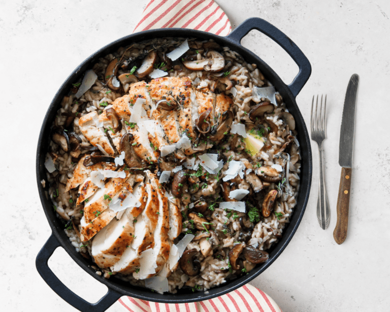 Foto Romige paddenstoelen risotto met kippendijen