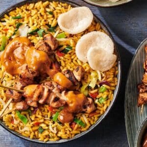 Nasi goreng met kippendijsate en pindasaus