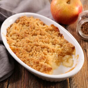 Huisgemaakte appel-crumble uit de oven